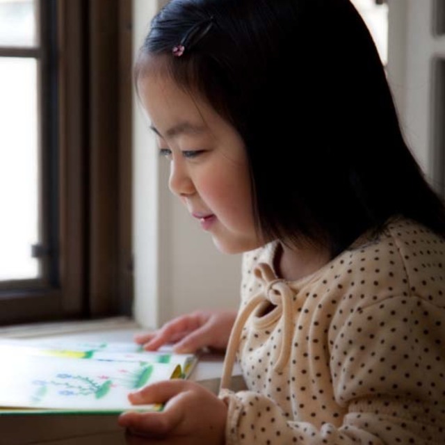 窓辺の子供写真の画像
